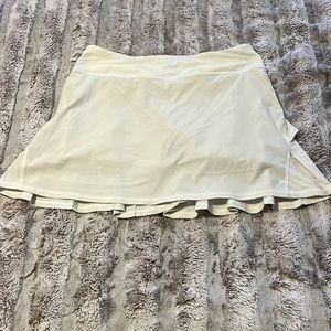 Lululemon white tennis skirt size 4 with ball pocket